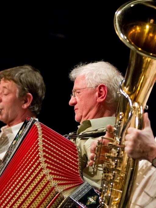 Die bayerische Kultband Biermösl Blosn mit Christoph Well (l-r), Hans Well und Michael Well tritt am Dienstag (17.01.2012) im Stadttheater in Fürth (Mittelfranken) zum vorletzten Mal auf. Mit insgesamt zwei Auftritten beenden die Biermösl Blosn ihre mehr als drei Jahrzehnte dauernde Karriere. Grund für die Auflösung des Trios war nach Angaben von Hans Well ein längerer Prozess der Entfremdung unter den Brüdern.