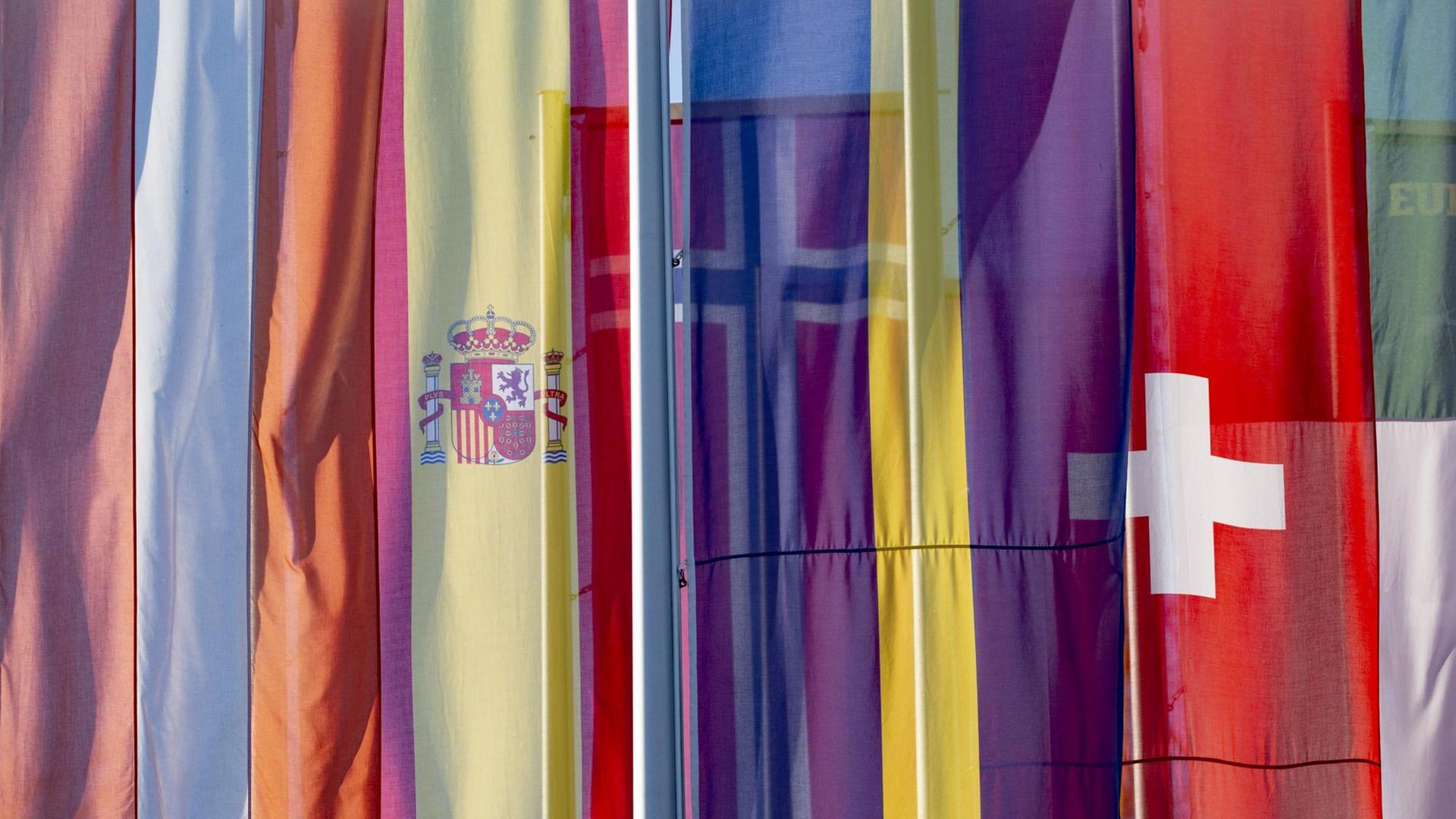 Unterschiedliche nationale Flaggen überlappen sich. Unterschiedliche nationale Flaggen überlappen sich.