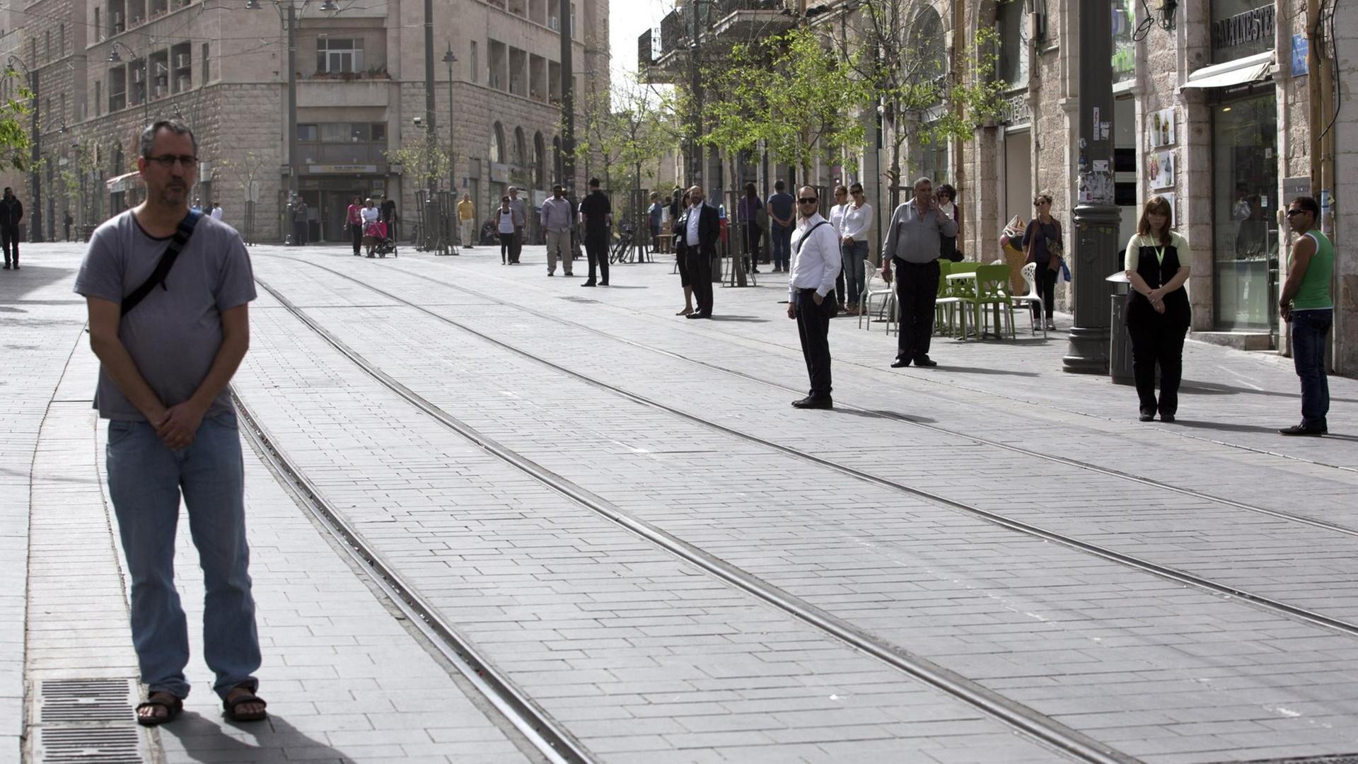 Menschen stehen in Jerusalem auf der Straße Menschen stehen in Jerusalem auf der Straße