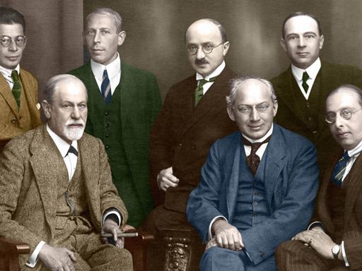 Koloriertes Foto, ca. 1922, von Sigmund Freud, Ernest Jones und anderen Mitgliedern des sogenannten 'Geheimen Kommitees'.
