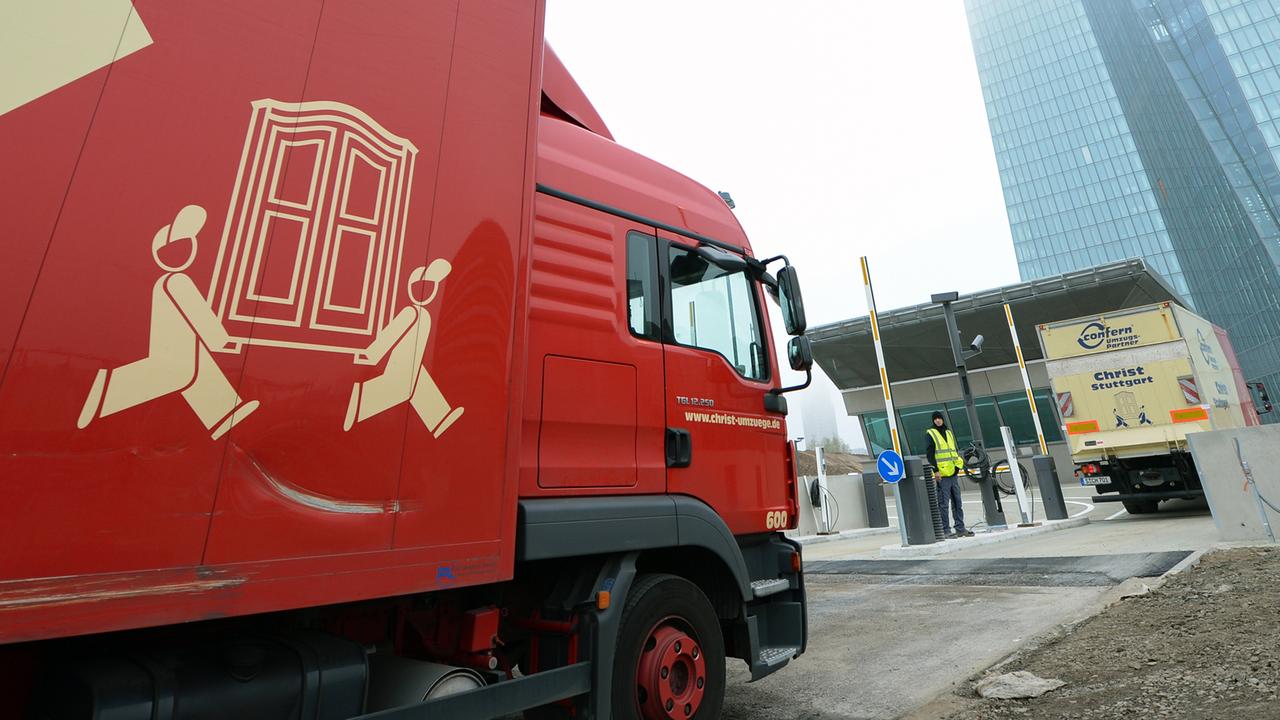 Lastwagen eines Umzugsunternehmens Lastwagen eines Umzugsunternehmens