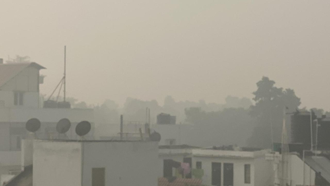 Ein Blick über die vernebelten Häuserdächer von Neu-Delhi