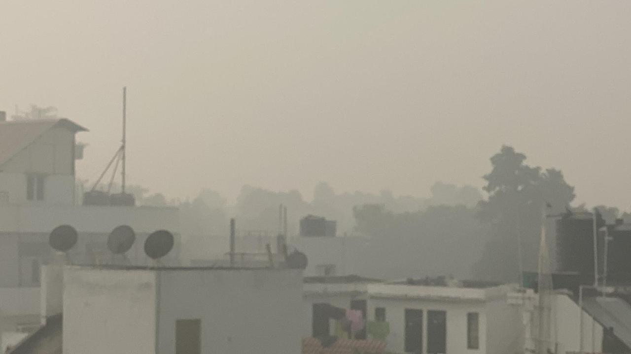 Ein Blick über die vernebelten Häuserdächer von Neu-Delhi Ein Blick über die vernebelten Häuserdächer von Neu-Delhi