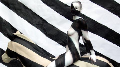 "Optische Verschmelzungen": So heißt das Thema der Künstlerin Christine Dumbsky. Hier "Ivonne" auf dem "Zebra"