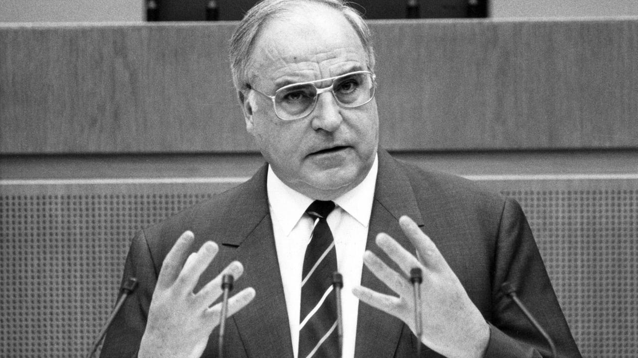 Der Bundeskanzler und CDU-Vorsitzende Helmut Kohl am 25.01.1989 beim Europa-Forum in Stuttgart. Der Bundeskanzler und CDU-Vorsitzende Helmut Kohl am 25.01.1989 beim Europa-Forum in Stuttgart.