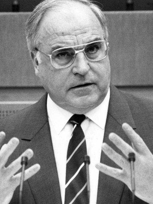 Der Bundeskanzler und CDU-Vorsitzende Helmut Kohl am 25.01.1989 beim Europa-Forum in Stuttgart.