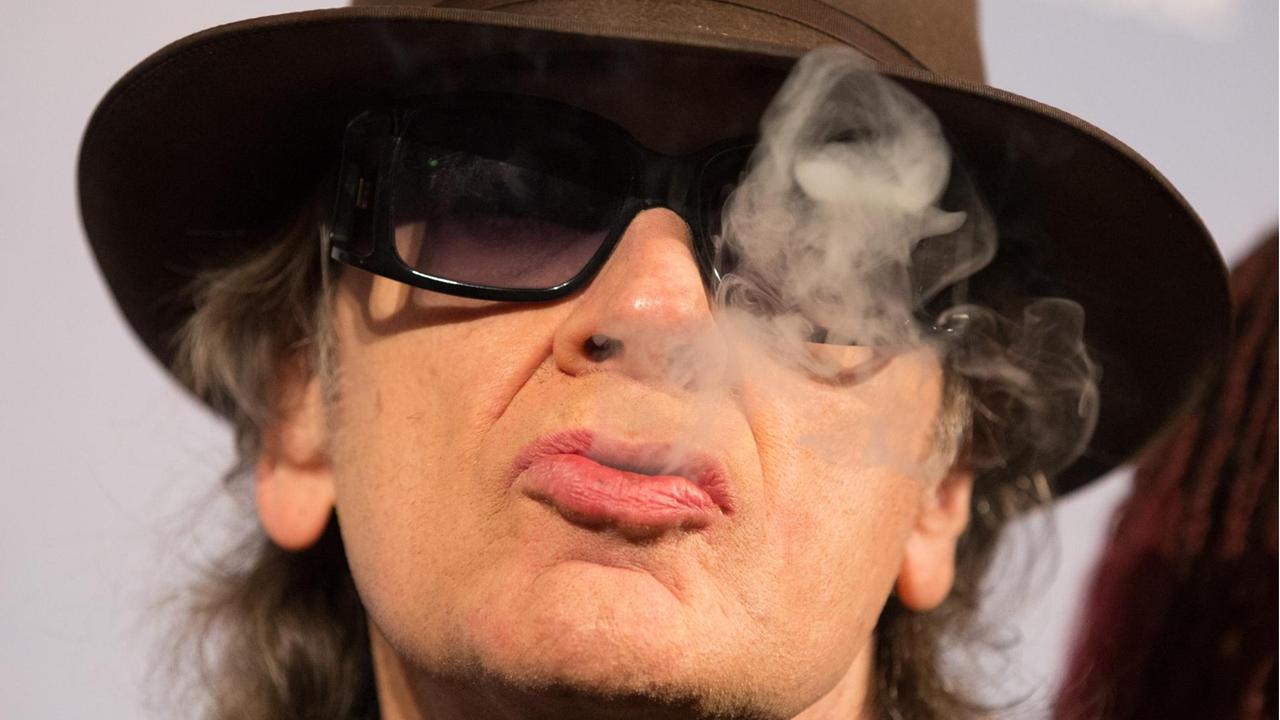 Der Musiker Udo Lindenberg posiert am 26.04.2016 in Hamburg bei einem Photocall im Passage-Kino vor der Preview einer Dokumentation Der Musiker Udo Lindenberg posiert am 26.04.2016 in Hamburg bei einem Photocall im Passage-Kino vor der Preview einer Dokumentation