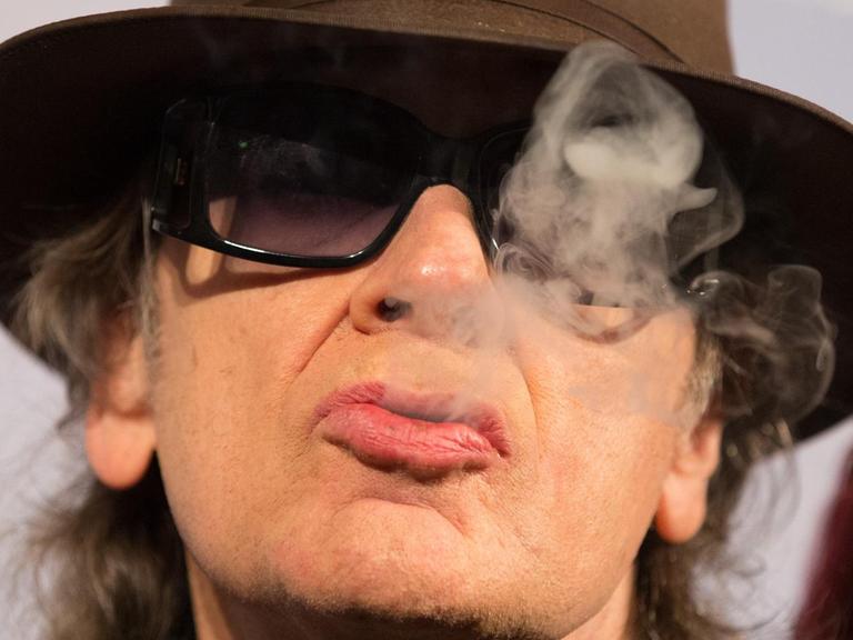 Der Musiker Udo Lindenberg posiert am 26.04.2016 in Hamburg bei einem Photocall im Passage-Kino vor der Preview einer Dokumentation