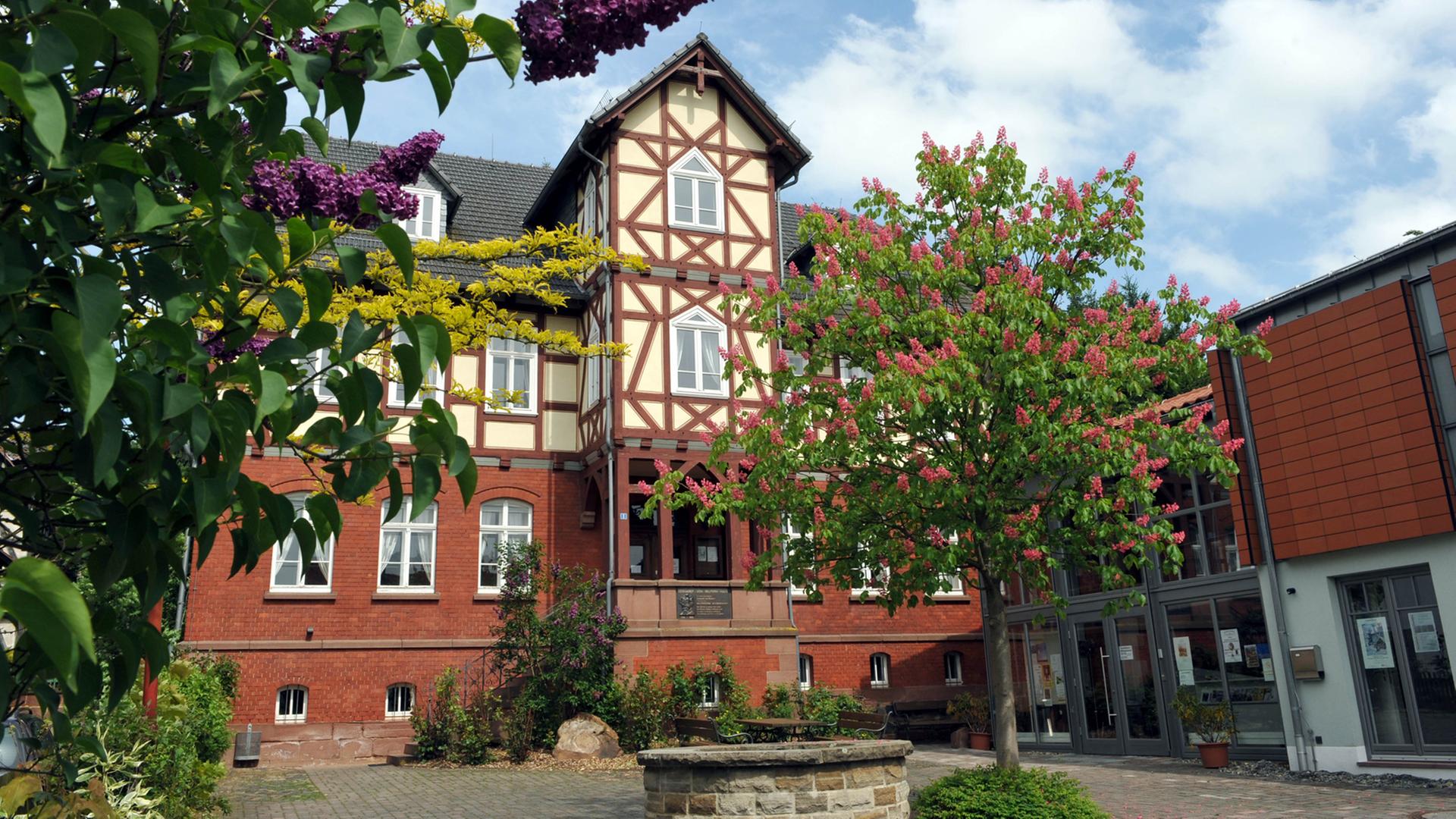 Blick auf das Gerhardt-von-Reutern-Haus mit dem Malerstübchen (l) im nordhessischen Willingshausen. In dem 850-Seelen-Dorf befindet sich die älteste Malerkolonie Deutschlands. Blick auf das Gerhardt-von-Reutern-Haus mit dem Malerstübchen (l) im nordhessischen Willingshausen. In dem 850-Seelen-Dorf befindet sich die älteste Malerkolonie Deutschlands.