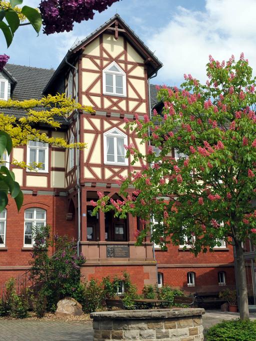 Blick auf das Gerhardt-von-Reutern-Haus mit dem Malerstübchen (l) im nordhessischen Willingshausen. In dem 850-Seelen-Dorf befindet sich die älteste Malerkolonie Deutschlands.