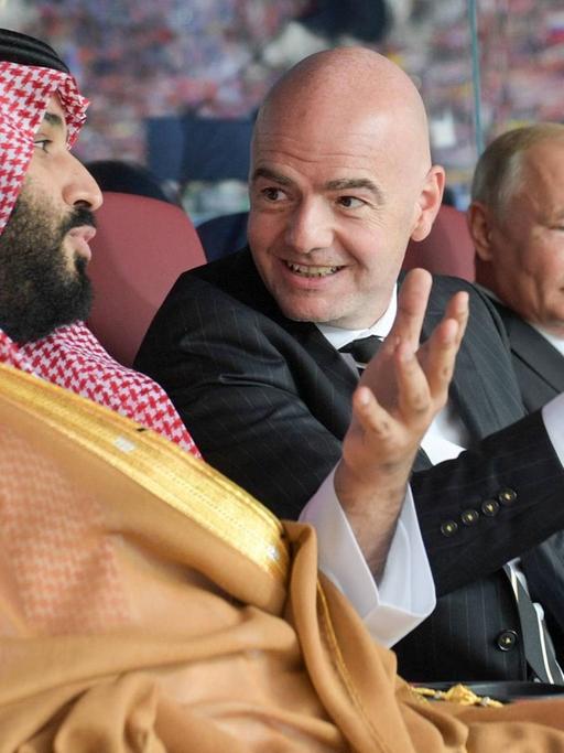 Bilder des Tages - SPORT MOSCOW, RUSSIA - JUNE 14, 2018: Saudi Arabia s Crown Prince Mohammed Bin Salman Al Saud, FIFA President Gianni Infantino, and Russia s President Vladimir Putin (L-R) at the opening ceremony of the 2018 FIFA World Cup WM Weltmeisterschaft Fussball at Luzhniki Stadium. Alexei Druzhinin/Russian Presidential Press and Information Office/TASS PUBLICATIONxINxGERxAUTxONLY TS084298