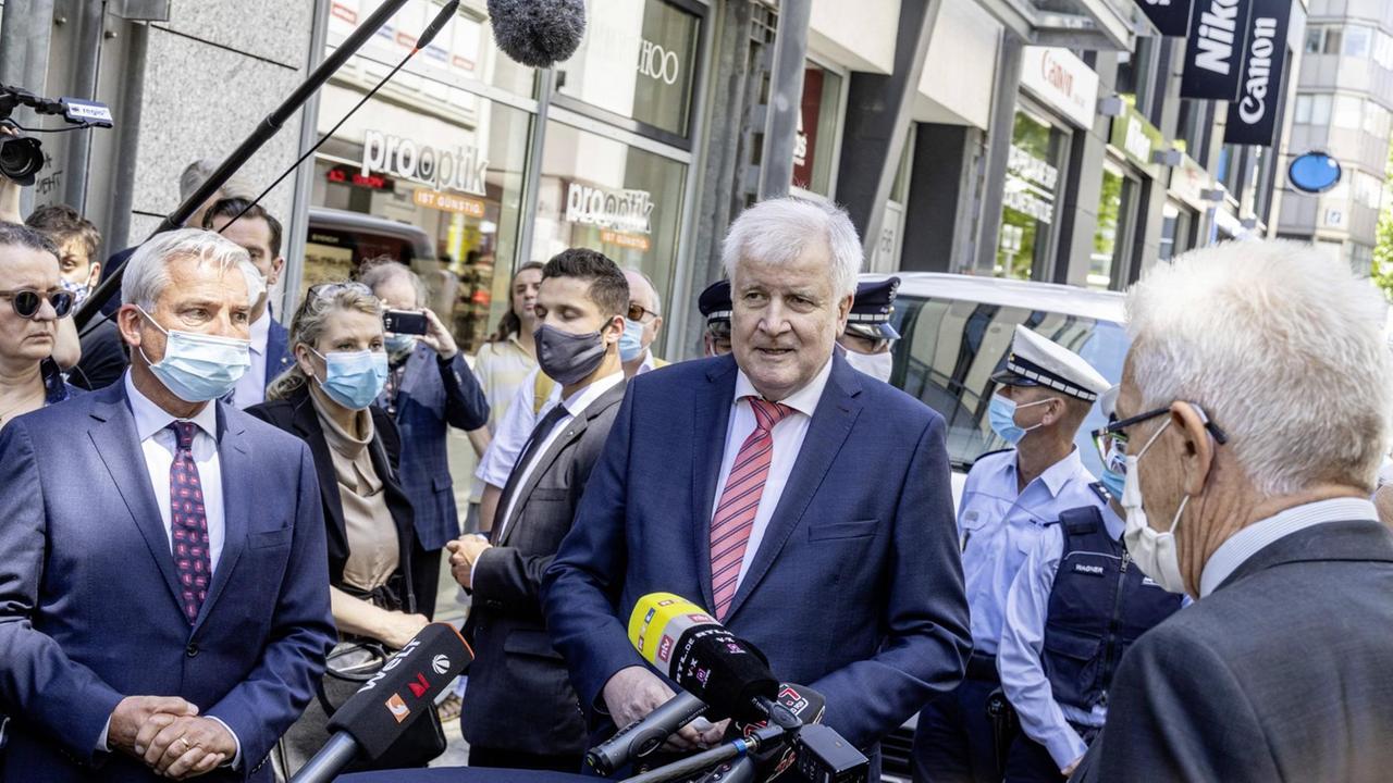 Bundesinnenminister Horst Seehofer CSU macht sich nach den Ausschreitungen in Stuttgart vor Ort ein Bild von der Lage. Begleitet wird er von Ministerpräsident Winfried Kretschmann Grüne und dem baden-württembergischen Innenminister Thomas Strobl CDU. // 22.06.2020, Stuttgart, Baden-Württemberg, Deutschland. *** Federal Minister of the Interior Horst Seehofer CSU gets a picture of the situation after the riots in Stuttgart He is accompanied by Minister President Winfried Kretschmann Grüne and the Minister of the Interior of Baden-Württemberg Thomas Strobl CDU 22 06 2020, Stuttgart, Baden-Württemberg, Germany Bundesinnenminister Horst Seehofer CSU macht sich nach den Ausschreitungen in Stuttgart vor Ort ein Bild von der Lage. Begleitet wird er von Ministerpräsident Winfried Kretschmann Grüne und dem baden-württembergischen Innenminister Thomas Strobl CDU. // 22.06.2020, Stuttgart, Baden-Württemberg, Deutschland. *** Federal Minister of the Interior Horst Seehofer CSU gets a picture of the situation after the riots in Stuttgart He is accompanied by Minister President Winfried Kretschmann Grüne and the Minister of the Interior of Baden-Württemberg Thomas Strobl CDU 22 06 2020, Stuttgart, Baden-Württemberg, Germany