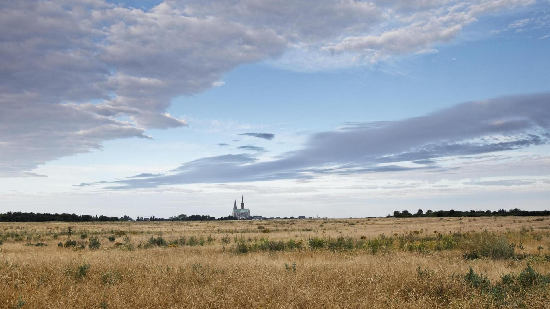 Blick aus der Ferne auf die Kathedrale Chartres Blick aus der Ferne auf die Kathedrale Chartres