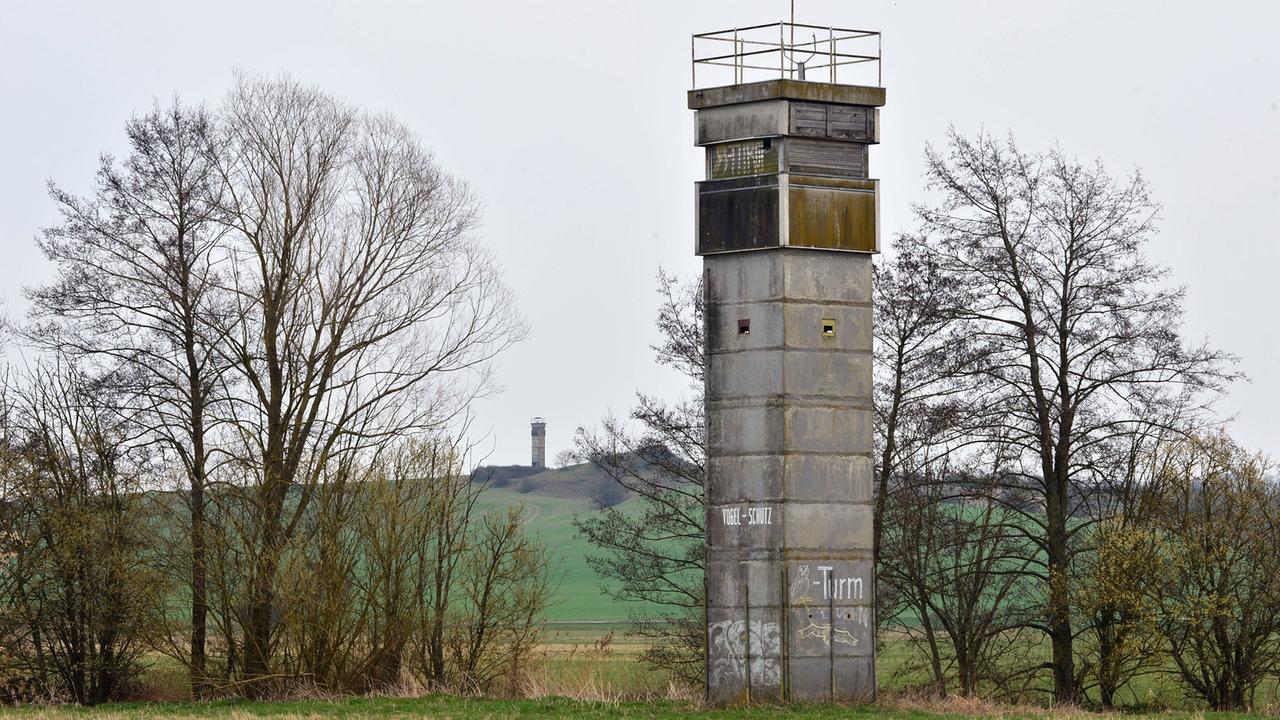 Grenztürme stehen bei Milz (Thüringen) auf dem früheren Todesstreifen, der heutigen Grenze zwischen Thüringen und Bayern. Grenztürme stehen bei Milz (Thüringen) auf dem früheren Todesstreifen, der heutigen Grenze zwischen Thüringen und Bayern.