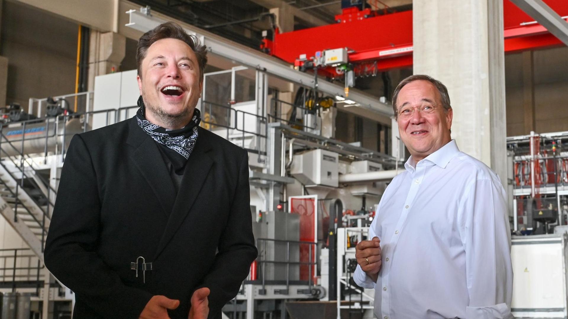 Elon Musk (l), Tesla-Chef und Armin Laschet, CDU-Bundesvorsitzender und Ministerpräsident von Nordrhein-Westfalen, Besichtigen die künftige Gießerei im Werk der Tesla Gigafactory.