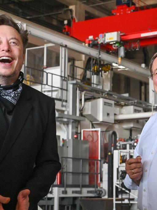Elon Musk (l), Tesla-Chef und Armin Laschet, CDU-Bundesvorsitzender und Ministerpräsident von Nordrhein-Westfalen, Besichtigen die künftige Gießerei im Werk der Tesla Gigafactory.