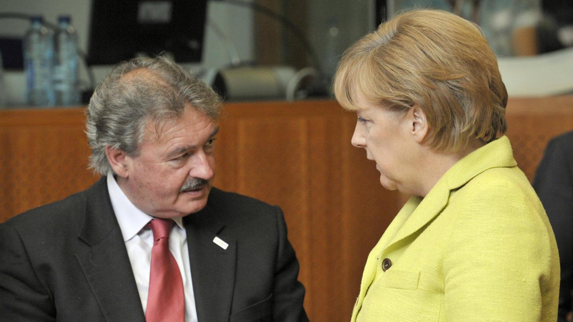 Jean Asselborn und Angela Merkel sprechen miteinander (Februar 2009) Jean Asselborn und Angela Merkel sprechen miteinander (Februar 2009)