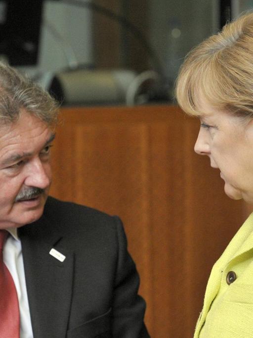 Jean Asselborn und Angela Merkel sprechen miteinander (Februar 2009)