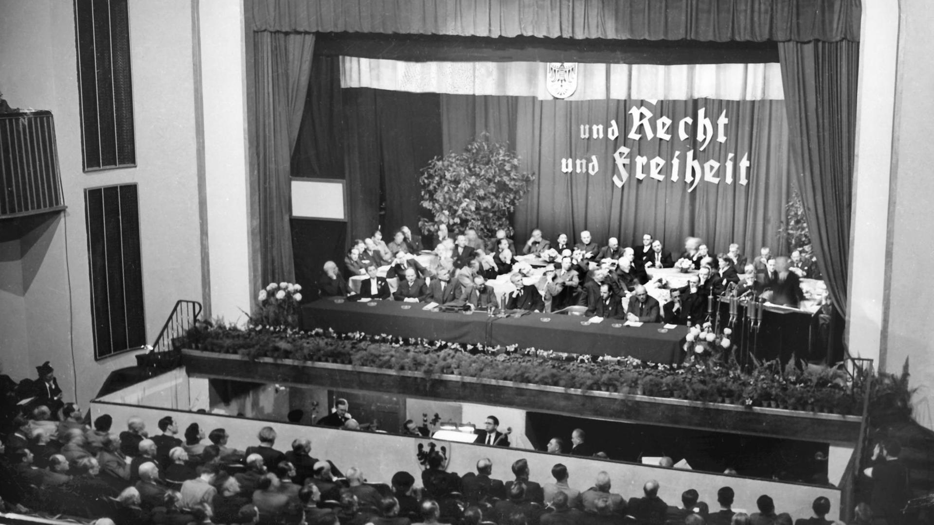 Blick über den Saal auf das Präsidium während des ersten Bundesparteitags der Christlich-Demokratischen Union (CDU). Vom 20. bis 22. Oktober 1950 hielt die CDU im Odeonsaal der alten Kaiserstadt Goslar ihren ersten Bundesparteitag seit ihrer Gründung 1945 ab. Blick über den Saal auf das Präsidium während des ersten Bundesparteitags der Christlich-Demokratischen Union (CDU). Vom 20. bis 22. Oktober 1950 hielt die CDU im Odeonsaal der alten Kaiserstadt Goslar ihren ersten Bundesparteitag seit ihrer Gründung 1945 ab.
