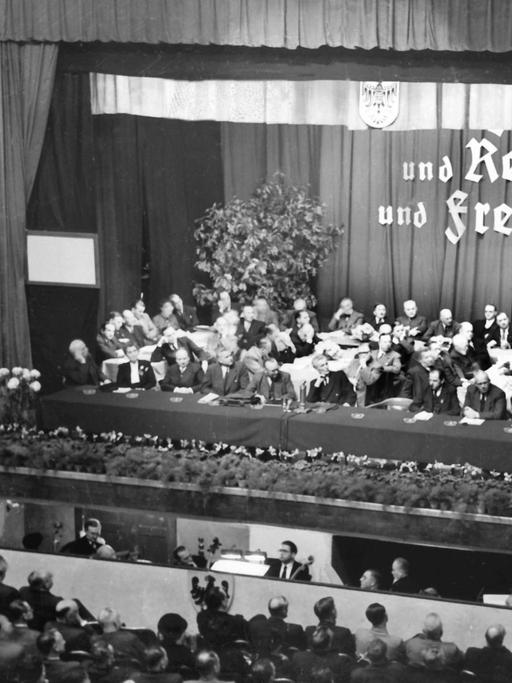 Blick über den Saal auf das Präsidium während des ersten Bundesparteitags der Christlich-Demokratischen Union (CDU). Vom 20. bis 22. Oktober 1950 hielt die CDU im Odeonsaal der alten Kaiserstadt Goslar ihren ersten Bundesparteitag seit ihrer Gründung 1945 ab.