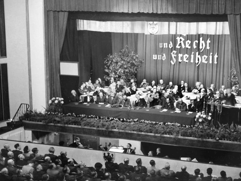 Blick über den Saal auf das Präsidium während des ersten Bundesparteitags der Christlich-Demokratischen Union (CDU). Vom 20. bis 22. Oktober 1950 hielt die CDU im Odeonsaal der alten Kaiserstadt Goslar ihren ersten Bundesparteitag seit ihrer Gründung 1945 ab.