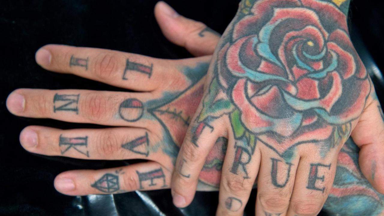"True love" ("Wahre Liebe") steht am 21.03.2015 auf der "International Tattoo-Convention" in Frankfurt am Main (Hessen) auf den Händen eines tätowierten Mannes.