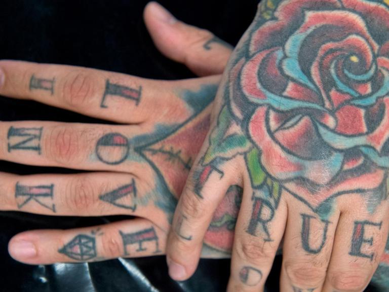 "True love" ("Wahre Liebe") steht am 21.03.2015 auf der "International Tattoo-Convention" in Frankfurt am Main (Hessen) auf den Händen eines tätowierten Mannes.