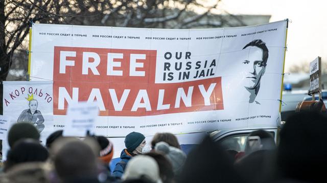 Demonstration für die Freilassung von Kremlkritiker Nawalny mit einem Banner "Free Nawalny"