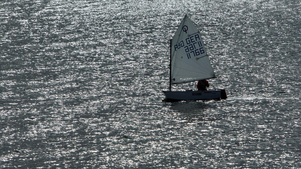 Junge Segler trainieren am 04.10.2013 auf dem Schweriner See bei Schwerin (Mecklenburg-Vorpommern) mit ihren Booten der Optimisten-Klasse. Die Boote sind nur 2,40 Meter lang und 1,20 Meter breit und die klassische Bootsklasse für Kinder und Jugendliche. Junge Segler trainieren am 04.10.2013 auf dem Schweriner See bei Schwerin (Mecklenburg-Vorpommern) mit ihren Booten der Optimisten-Klasse. Die Boote sind nur 2,40 Meter lang und 1,20 Meter breit und die klassische Bootsklasse für Kinder und Jugendliche.
