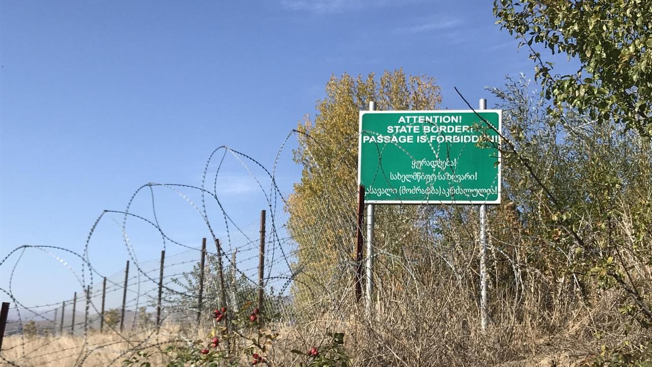 Warnschild aus Südossetien: die Markierung einer völkerrechtswidrigen Grenze Warnschild aus Südossetien: die Markierung einer völkerrechtswidrigen Grenze