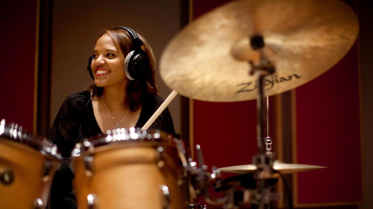 Die Jazzmusikerin und Berklee-Dozentin Terri Lyne Carrington bei Proben im Tonstudio in Berklee. Die Jazzmusikerin und Berklee-Dozentin Terri Lyne Carrington bei Proben im Tonstudio in Berklee.