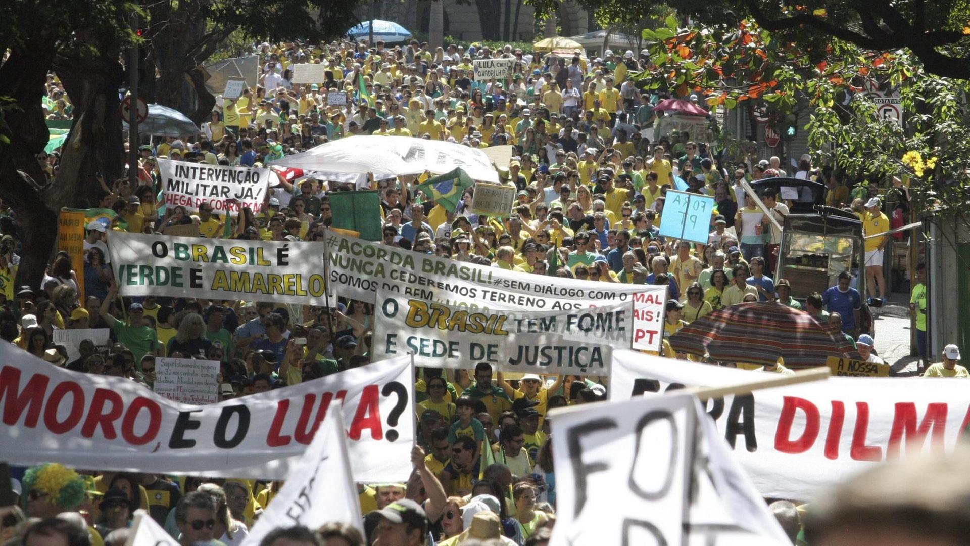 Demonstranten ziehen in Belo Horizonte in Brasilien durch die Stadt, um gegen die Regierung von Präsidentin Dilma Rousseff zu demonstrieren.