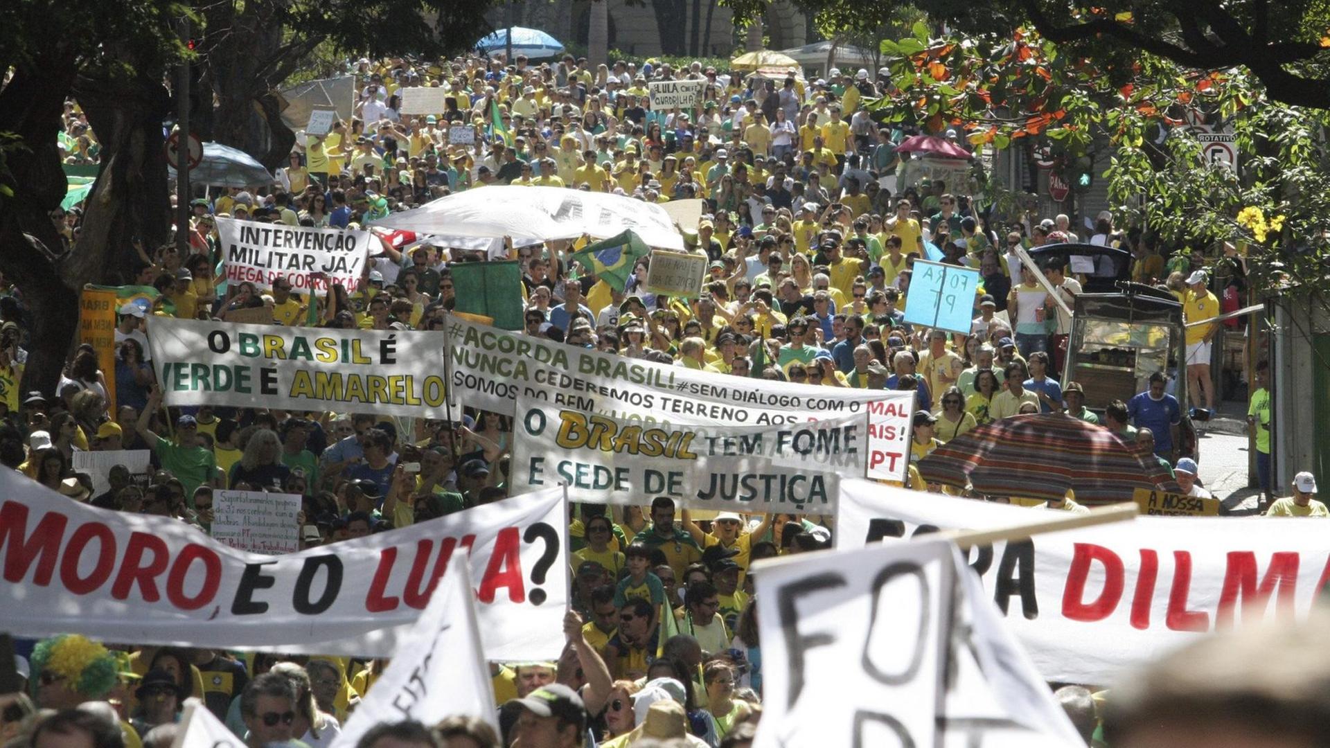 Demonstranten ziehen in Belo Horizonte in Brasilien durch die Stadt, um gegen die Regierung von Präsidentin Dilma Rousseff zu demonstrieren. Demonstranten ziehen in Belo Horizonte in Brasilien durch die Stadt, um gegen die Regierung von Präsidentin Dilma Rousseff zu demonstrieren.