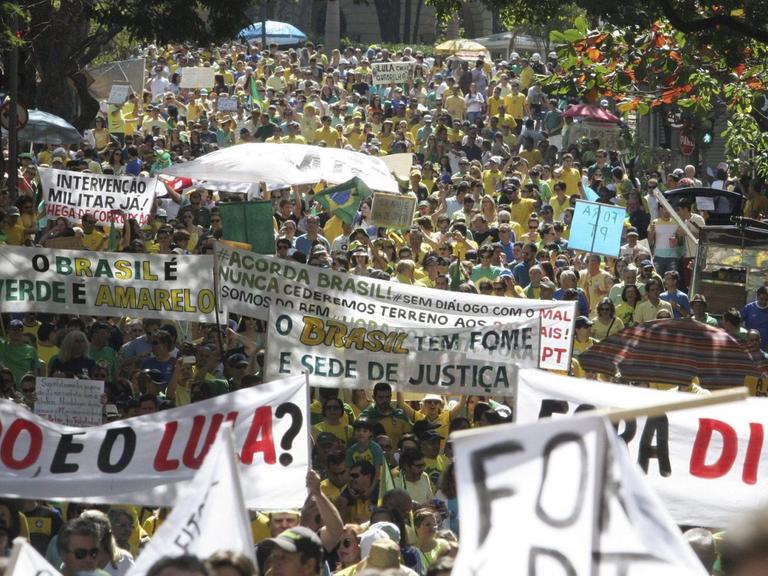 Demonstranten ziehen in Belo Horizonte in Brasilien durch die Stadt, um gegen die Regierung von Präsidentin Dilma Rousseff zu demonstrieren.