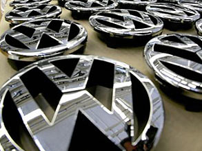 Das VW-Emblem für den Kühlerrost wird in einem Volkswagenwerk in Wolfsburg anmontiert. Das VW-Emblem für den Kühlerrost wird in einem Volkswagenwerk in Wolfsburg anmontiert.