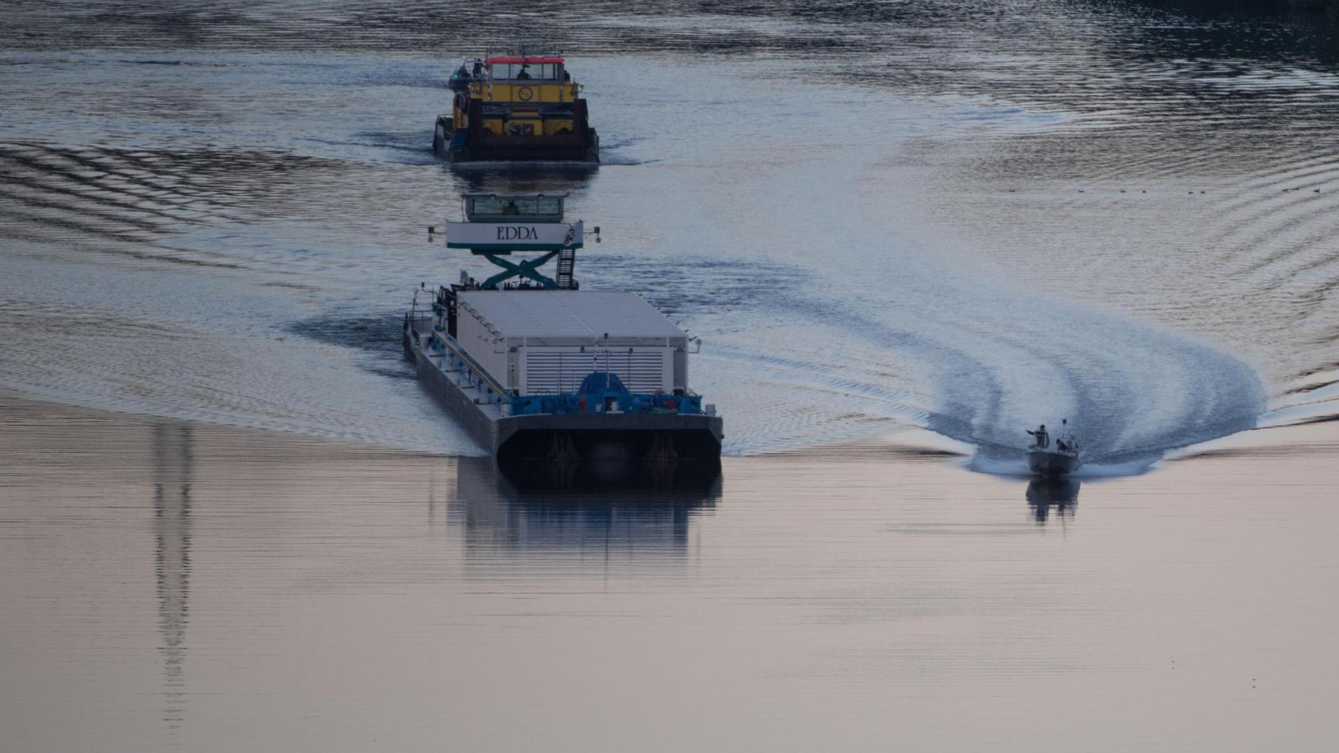 Ein für einen Castortransport vorgesehenes Transportschiff fährt am 26.06.2017 in der Nähe des Atomkraftwerks in Neckarwestheim (Baden-Württemberg) auf dem Neckar. Ein für einen Castortransport vorgesehenes Transportschiff fährt am 26.06.2017 in der Nähe des Atomkraftwerks in Neckarwestheim (Baden-Württemberg) auf dem Neckar.