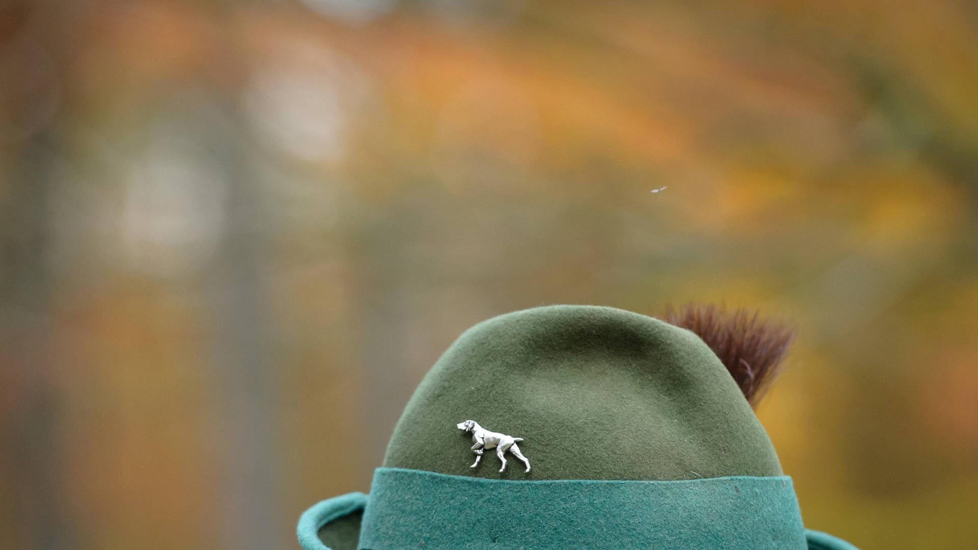 Ein Jäger trägt einen Jagdhut. Ein Jäger trägt einen Jagdhut.