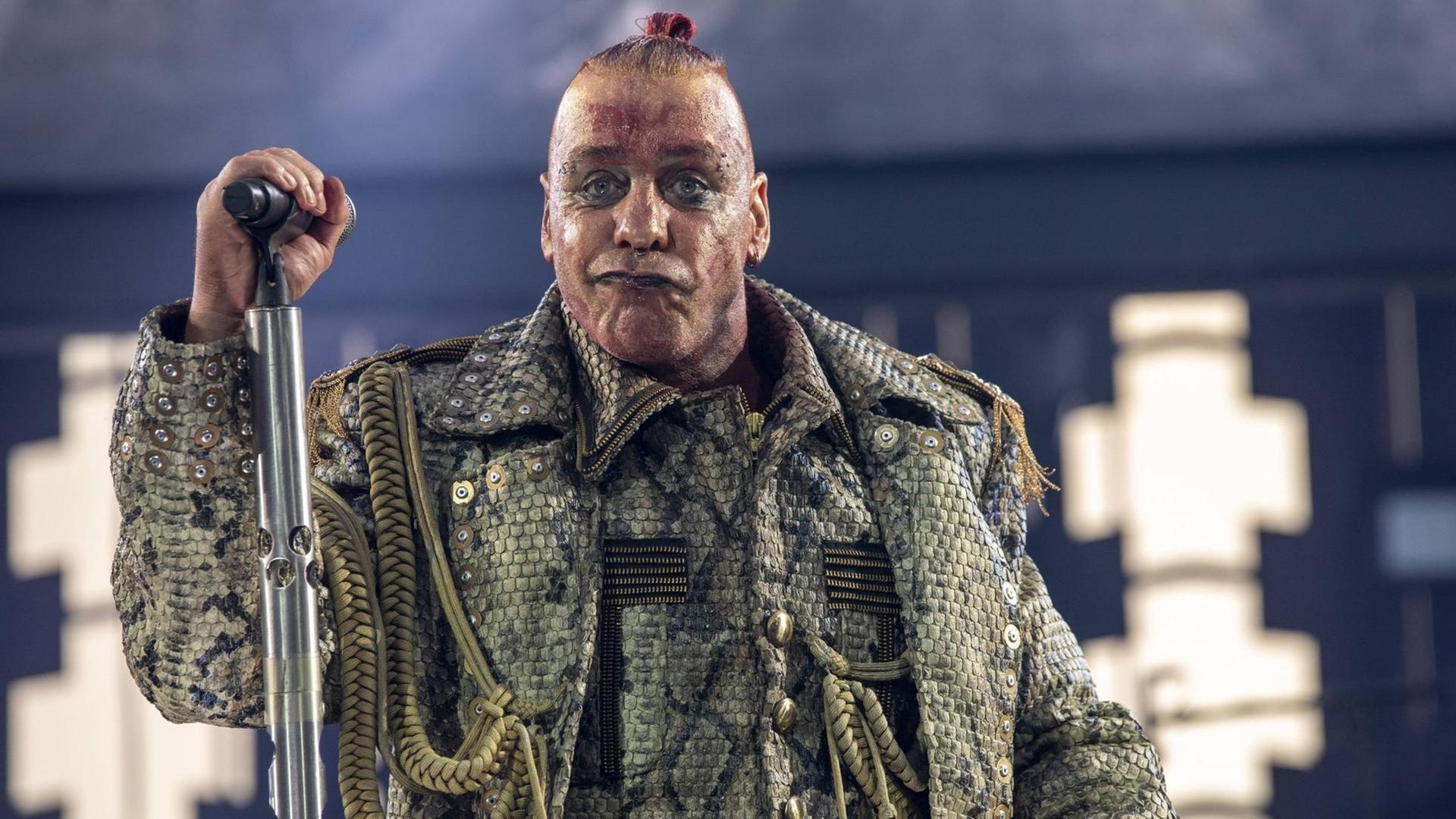 Till Lindemann, der Sänger der Band Rammstein, ist auf einem Bild zu sehen, das ihn während eines Konzerts im Olympiastadion in Berlin im Juni 2019 zeigt. Till Lindemann, der Sänger der Band Rammstein, ist auf einem Bild zu sehen, das ihn während eines Konzerts im Olympiastadion in Berlin im Juni 2019 zeigt.
