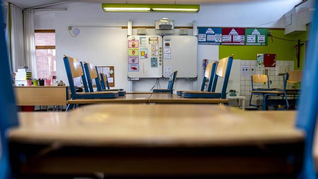Ein leeres Klassenzimmer an einer Grundschule in Rietberg (Nordrhein-Westfalen). Die Stühle stehen auf den Bänken.