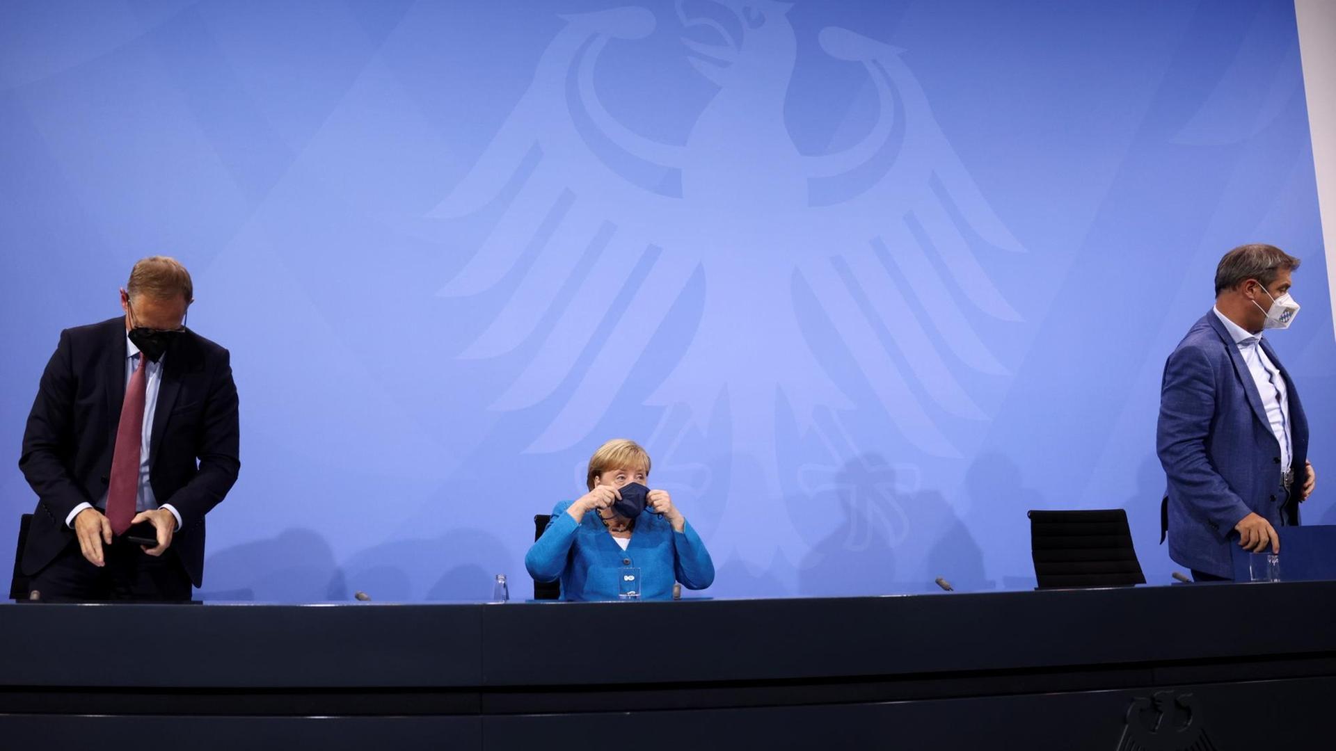 Michael Müller, Angela Merkel (CDU) und Markus Söder verlassen eine Pressekonferenz nach der Ministerpräsidentenkonferenz. Michael Müller, Angela Merkel (CDU) und Markus Söder verlassen eine Pressekonferenz nach der Ministerpräsidentenkonferenz.
