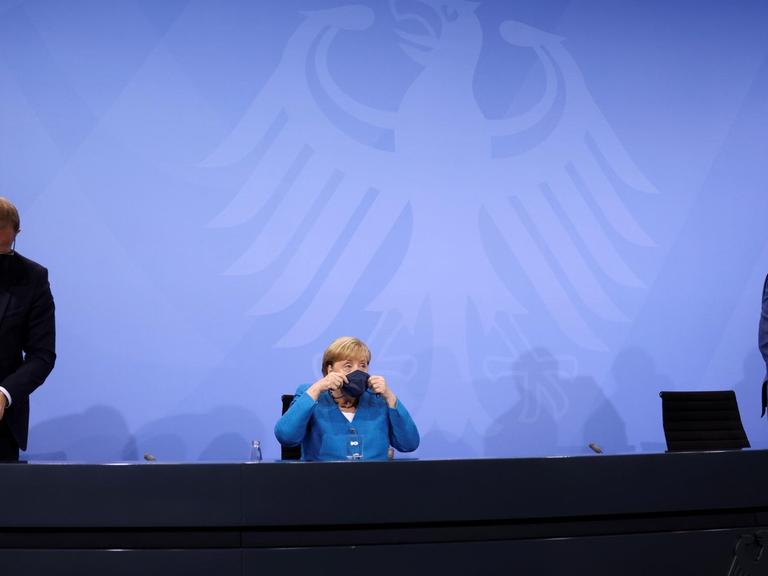 Michael Müller, Angela Merkel (CDU) und Markus Söder verlassen eine Pressekonferenz nach der Ministerpräsidentenkonferenz.