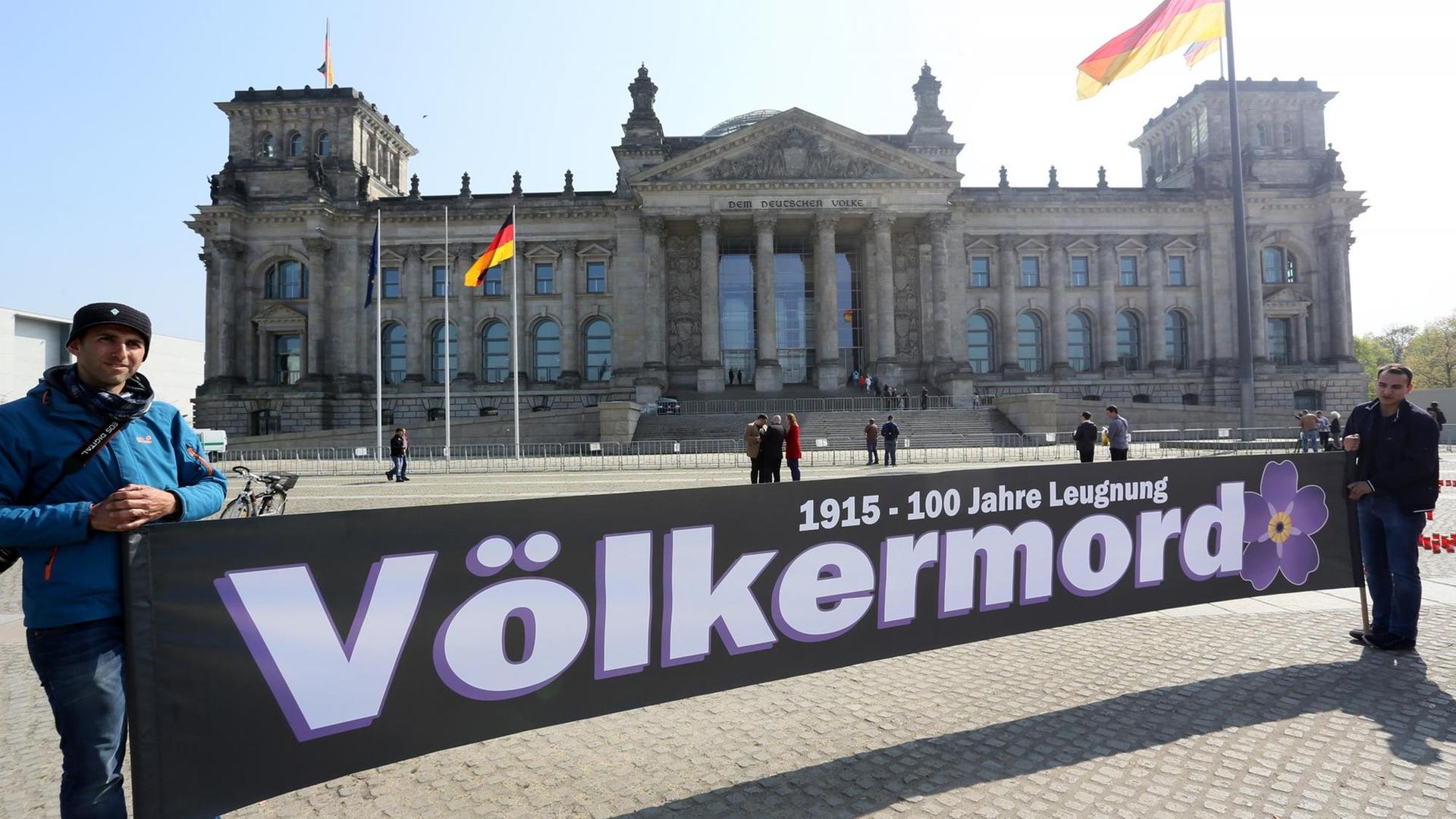 "Völkermord" ist auf dem Transparent zu lesen, das armenische Demonstranten vor dem Reichstagsgebäude in Berlin halten. "Völkermord" ist auf dem Transparent zu lesen, das armenische Demonstranten vor dem Reichstagsgebäude in Berlin halten.