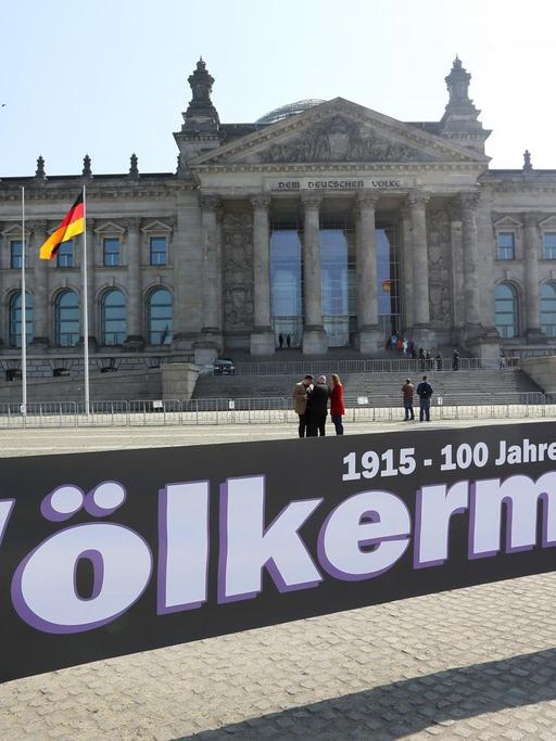"Völkermord" ist auf dem Transparent zu lesen, das armenische Demonstranten vor dem Reichstagsgebäude in Berlin halten.