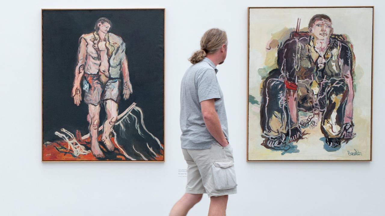 Leihgaben des Malers und Bildhauers Georg Baselitz, (l-r) "Die Freunde IV" von 1966, "Ein neuer Typ" von 1966 und "Der moderne Maler" von 1965 hängen am 14.07.2015 in den Räumen der Pinakothek der Moderne in München (Bayern). Leihgaben des Malers und Bildhauers Georg Baselitz, (l-r) "Die Freunde IV" von 1966, "Ein neuer Typ" von 1966 und "Der moderne Maler" von 1965 hängen am 14.07.2015 in den Räumen der Pinakothek der Moderne in München (Bayern).