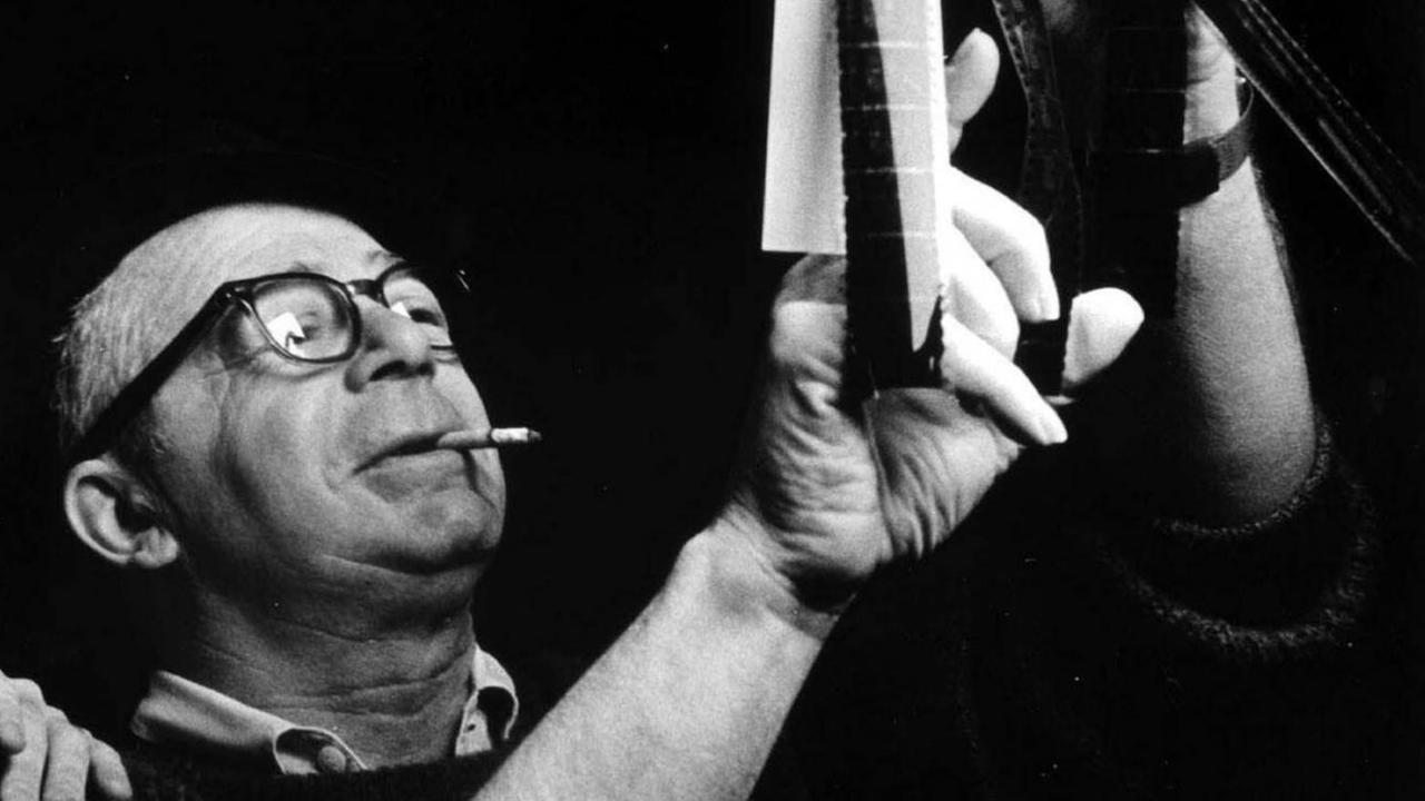 Jack Lemmon und Billy Wilder betrachten einen Filmstreifen Jack Lemmon und Billy Wilder betrachten einen Filmstreifen
