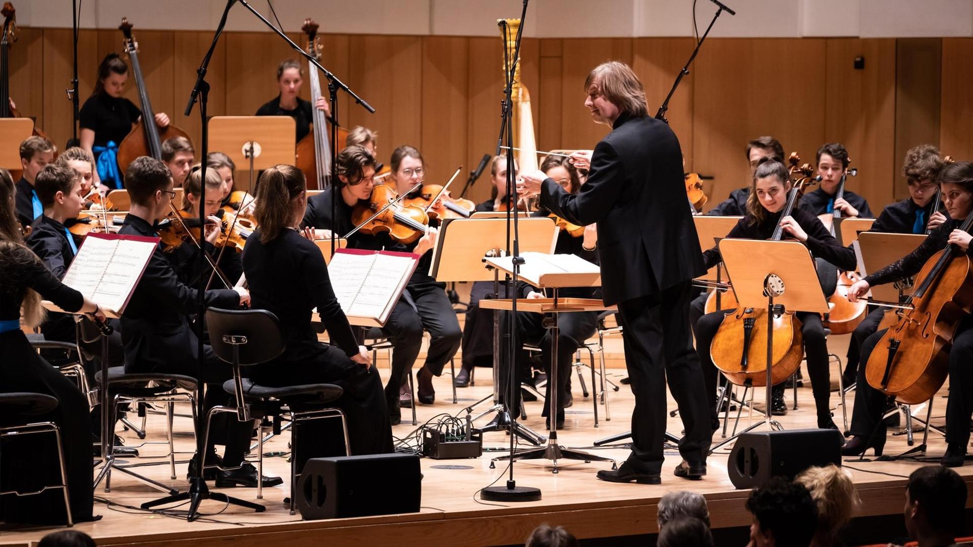 Junge Streicher musizieren im Konzert Junge Streicher musizieren im Konzert