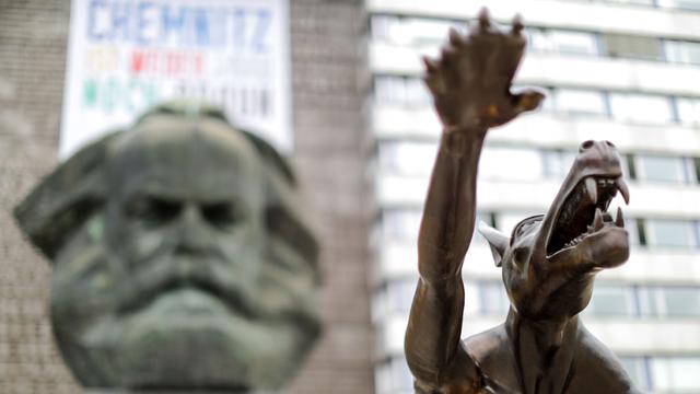 Ein Bronze-Wolf des Künstlers Rainer Opolka, der den Hitlergruß zeigt, steht vor dem Karl-Marx-Monument in Chemnitz.