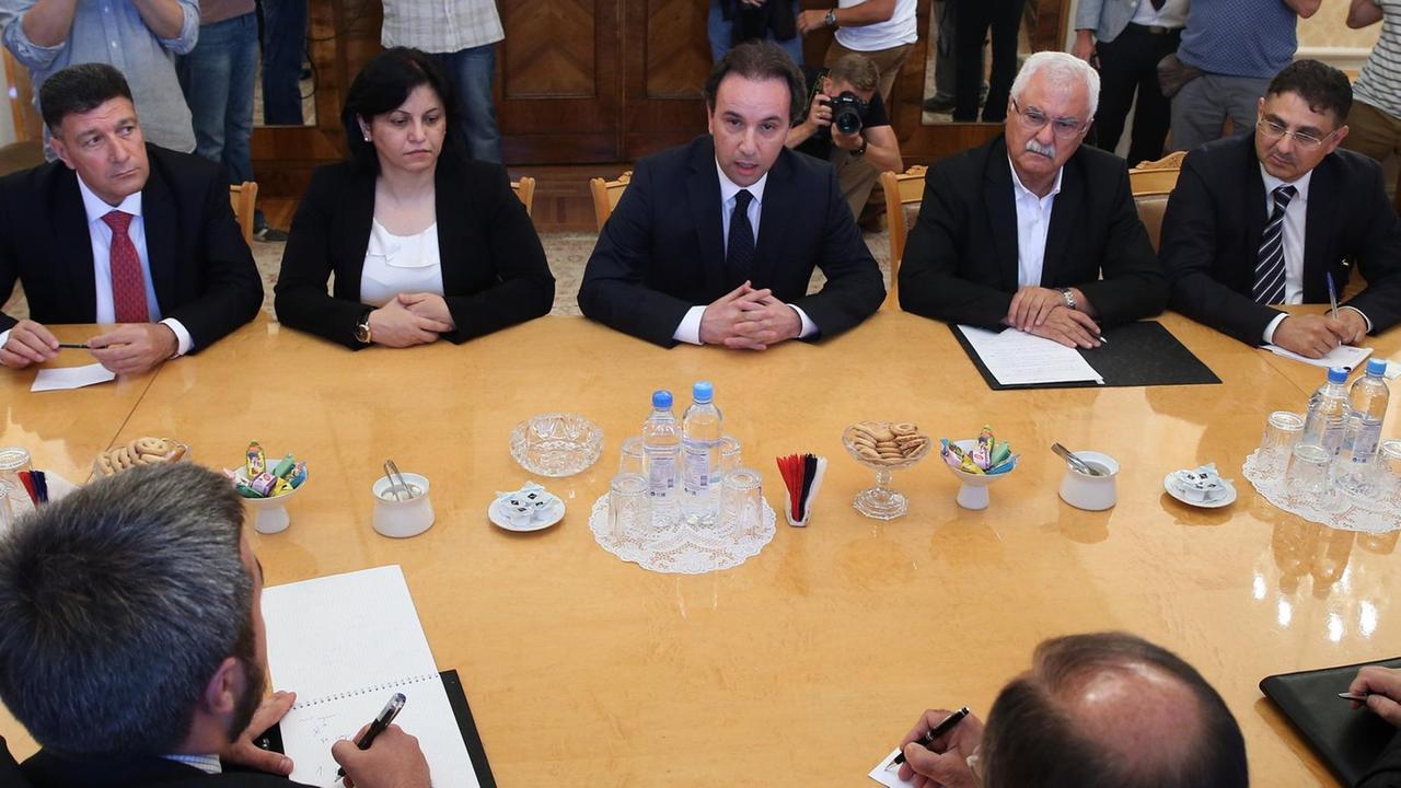 Mitglieder der syrischen Nationalen Koalition, eine Exil-Opposition, eine art Exil-Regierung in Moskau beim Treffen mit Russlands Außenminister Sergej Lavrow Khaled Khoja (mitte) und andere Mitglieder der Delegation. Mitglieder der syrischen Nationalen Koalition, eine Exil-Opposition, eine art Exil-Regierung in Moskau beim Treffen mit Russlands Außenminister Sergej Lavrow Khaled Khoja (mitte) und andere Mitglieder der Delegation.