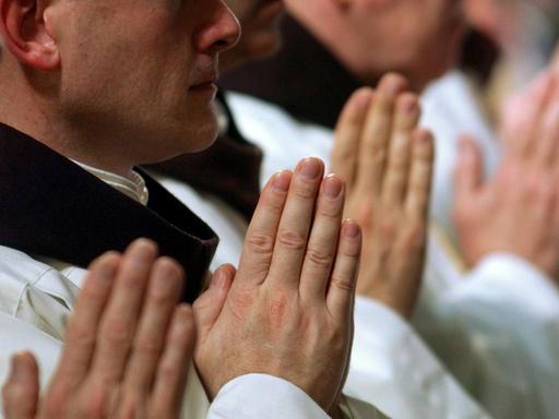 Zum Gebet gefaltete Hände von Mitgliedern der Internationalen Vereinigung Päpstlichen Rechts, die "Herolde des Evangeliums" 2005 während der Zeremonie einer Priesterweihe in der Basilica do Carmo in Sao Paulo.