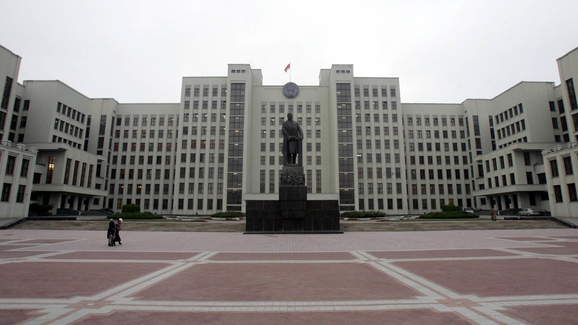 Lenin-Statue vor dem Parlamentsgebäude auf dem Platz der Unabhängigkeit in Minsk. Lenin-Statue vor dem Parlamentsgebäude auf dem Platz der Unabhängigkeit in Minsk.